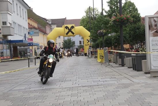 Motorrad beim Zieleinlauf
