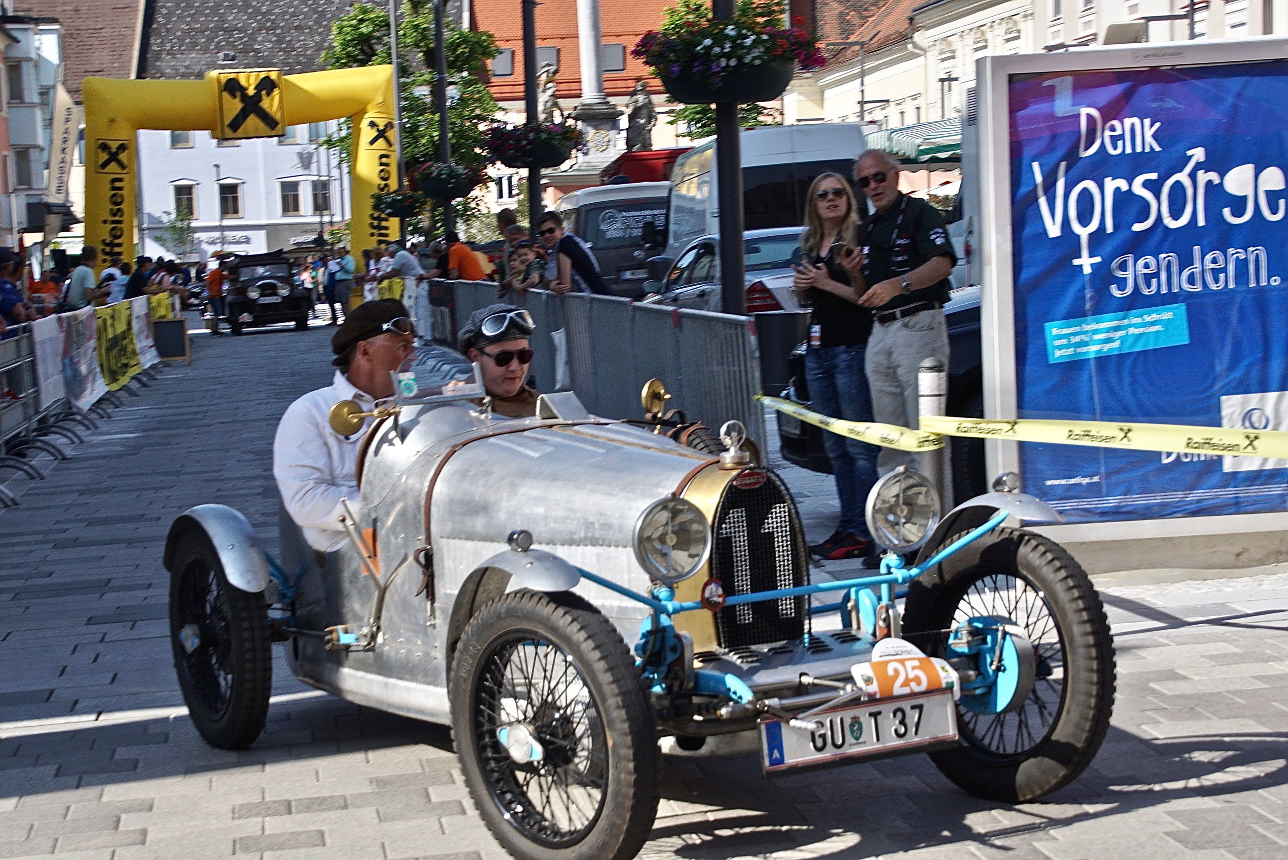 Historischer Bugatti-Rennwagen am Start der Murtal Classic